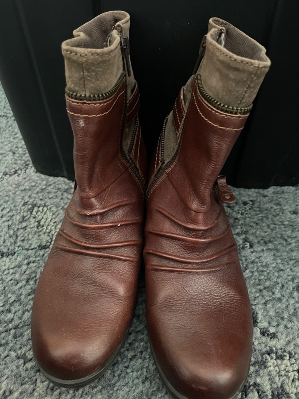 Earth Origins Brown Leather Ankle Boots with Tan Knit Cuff